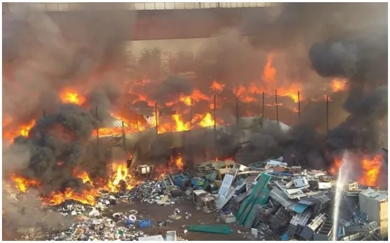 दिल्ली: कालिंदी कुंज मेट्रो स्टेशन के पास फर्नीचर बाजार में लगी आग, मेट्रो सेवा शुरू
