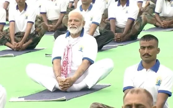 योग दिवस कार्यक्रम के मंच पर लगे पोस्टर से पीएम मोदी की फोटो गायब, सियासी बवाल शुरू