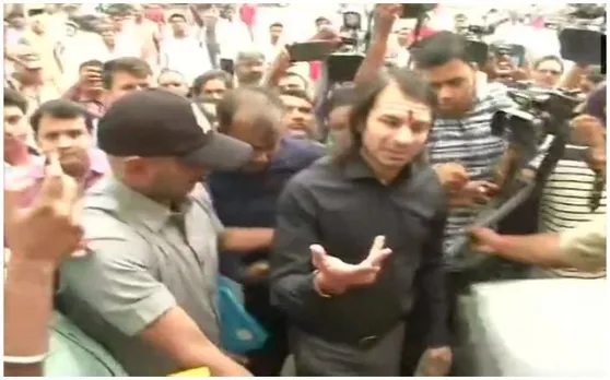 झारखंडः रांची के अस्पताल में भर्ती लालू प्रसाद को देखने पहुंचे तेजप्रताप यादव