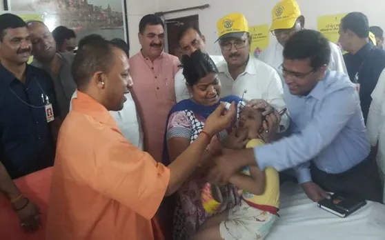 मुख्यमंत्री योगी आदित्यनाथ ने काशी के नौनिहालों को पिलाई जिंदगी की दो बूंद