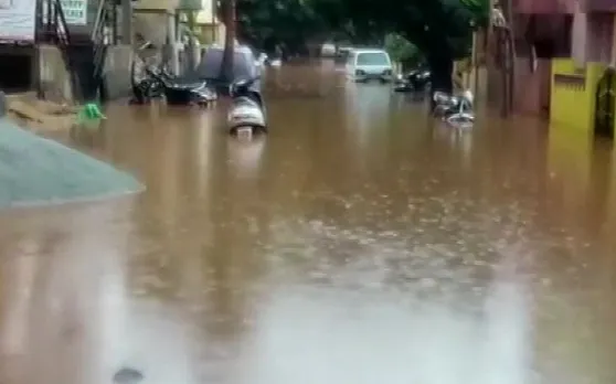 VIDEO: कर्नाटक में भारी बारिश से हुई सड़क जलमग्न, तिनके की तरह बह गई बाइक