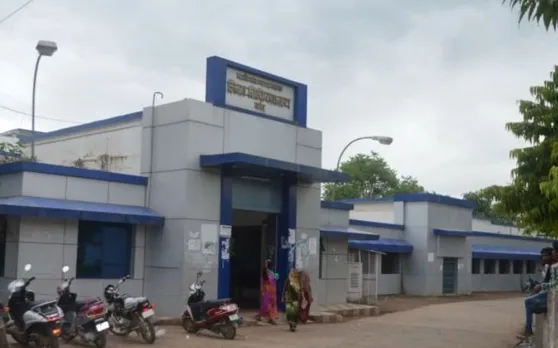 ICU वार्ड में डेढ़ घंटे तक बत्ती गुल, मोमबत्ती के सहारे मरीजों का इलाज