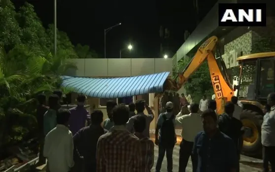 Video: आंध्र प्रदेश के पूर्व सीएम चंद्रबाबू नायडू के घर प्रजा वेदिका पर आधी रात चला बुलडोजर, तोड़फोड़ जारी