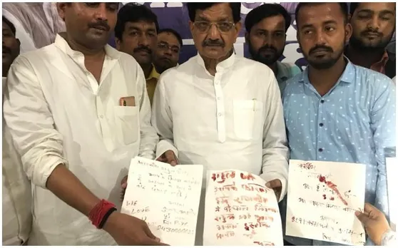 राहुल गांधी को लिखा खून से लेटर, न छोड़ें अध्यक्ष पद कहा- आप हैं तो हम हैं