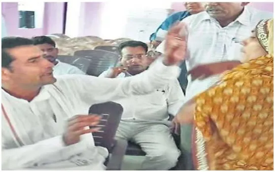 पंचायत की बैठक में उग्र महिला ने किया ऐसा बर्ताव कि रह जाएंगे दंग, देखें वीडियो