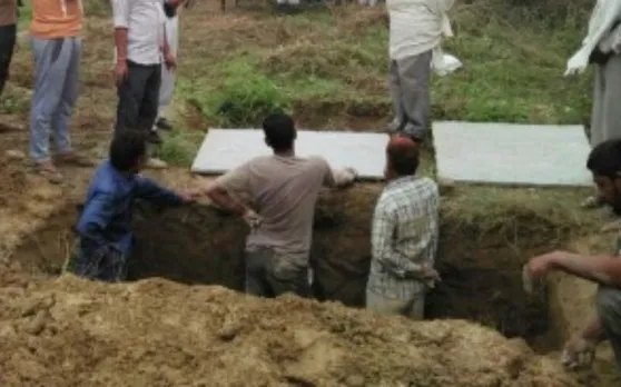 पुलिस ने पहले मुस्लिम समझकर दफनाया, जब ये सच सामने आया तो कब्र खोदकर निकाला शव