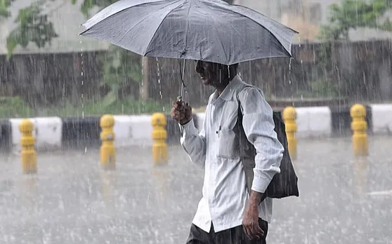 UP: तेज हवाओं के साथ शुरू हुई बारिश, गर्मी से मिली राहत