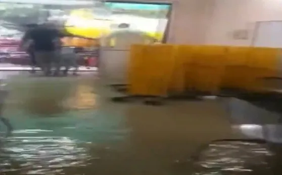 VIDEO : इंदौर में झमाझम बारिश, नगर निगम में घुसा पानी, कर्मचारी पानी में काम करने को मजबूर