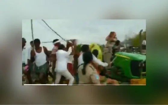 Video: सामने आई TRS कार्यकर्ताओं की गुंडई, महिला पुलिस को लाठियों से पीटा