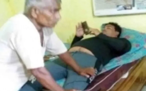 थाना प्रभारी को बुजुर्ग से पैर दबवाना पड़ा भारी, एसपी ने किया लाइन हाजिर