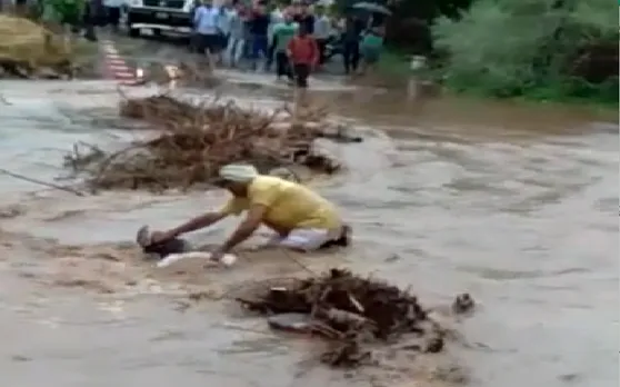 जल्दबाजी पड़ी जान पर भारी, उफनते नाले में बह गए बाइक सवार, देखें VIDEO