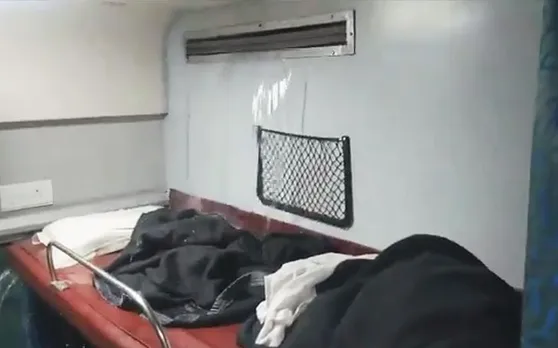 ट्रेन में झरना, एयरकंडीशन (AC) बोगी में भर गया पानी ही पानी