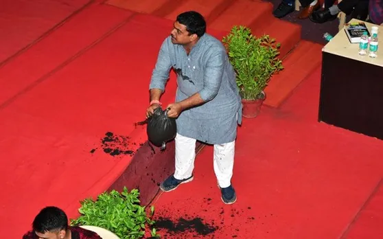 रायपुर: नगर निगम की बैठक में सभापति के सामने बीजेपी पार्षद ने फैलाया कीचड़, देखें Video