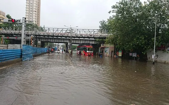 बारिश से बेहाल मुंबई, अबतक मरने वालों की संख्या 35 पर पहुंची, हवाई और रेल यातायात प्रभावित