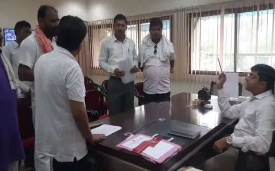 बीजेपी के बल्ले के जवाब में कांग्रेस की गांधीगिरी, गुलाब लेकर अधिकारियों के पास पहुंचे पार्षद