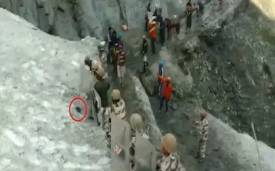 पहाड़ से गिरे पत्थर तो अमरनाथ यात्रियों के लिए ढाल बन खड़े हो गए जवान, देखें Video
