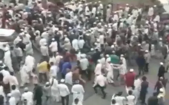 VIDEO : सूरत में मुस्लिम रैली के दौरान पुलिस और भीड़ के बीच झड़प, पुलिसकर्मी घायल