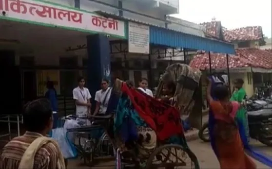 समय पर नहीं मिली एबुलेंस तो महिला ने रिक्शे में ही बच्चे को जन्म दिया