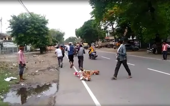 अयोध्या से जल भर कर आ रहे कांवरिया को दौड़ाकर पीटा, कांवर तोड़ी, देखें Video