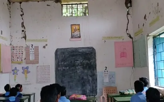 स्कूल की उखड़ी छत और दीवारों में पड़ी मोटी-मोटी दरारें, खतरे में नौनिहालों की जान