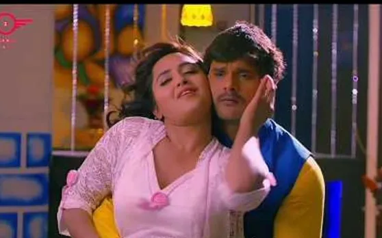 Video: रात के अढाई बजे काजल पर चढ़ा रोमांस तो खेसारी ने कहा- अढाई बजे देहिया तोहर खोजे लड़ाई