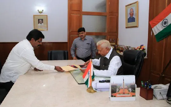 कर्नाटक का सियासी संकट हास्य नाटक में तब्दील, गणित में बीजेपी पड़ रही भारी
