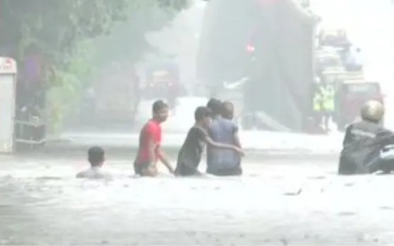मुंबई में आसमान से बरस रहा सैलाब, रेड अलर्ट पर महानगर