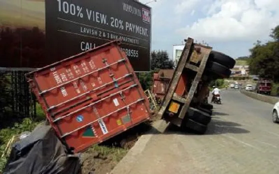 कन्नौज में सड़क किनारे सो रहे परिवार पर ट्रक पलटा, 4 लोगों की मौत