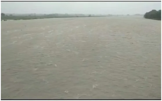 Bihar Flood: दर्जनों घरों में भरा पानी, ऊंची जगह पर जाने को मजबूर हुए लोग