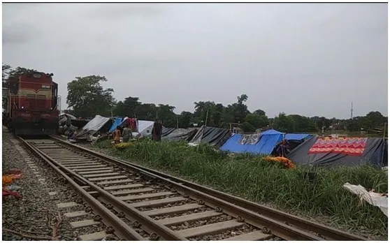 बिहार : बाढ़ से 200 से ज्यादा परिवार ट्रेन की पटरियों पर, कभी भी हो सकता है हादसा