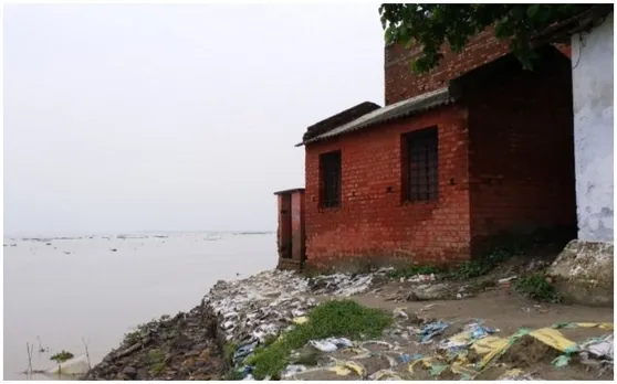 Bihar Flood : कभी भी गंगा में समा सकता है यह स्कूल, खामोशी से तमाशा देख रहा शिक्षा विभाग