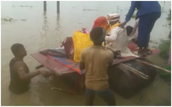 Bihar Flood: देखते रह गए लोग जब उफनती नदी के बीच विदा हुए दूल्हा-दुल्हन, Video वायरल