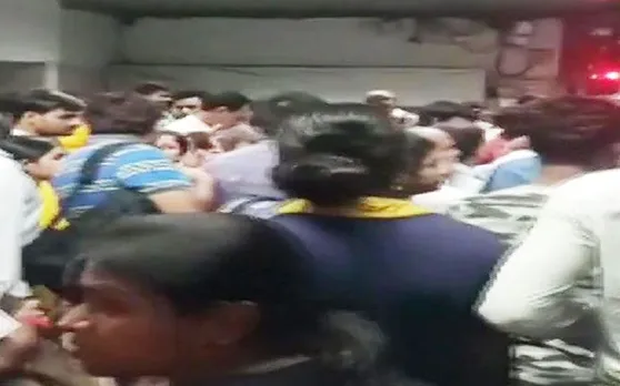 कोलकाता मेट्रो के दरवाजे में हाथ फंसने से यात्री की मौत, मोटरमैन और गार्ड पर गिरी गाज