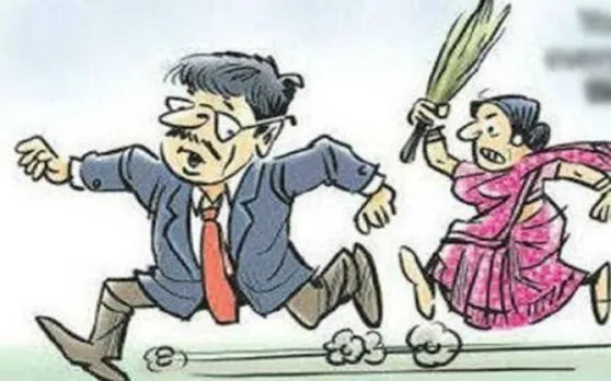 पत्नी ने कॉलेज में घुसकर लेक्चरर पति को दौड़ा-दौड़ा कर पीटा, पुलिस के आने से पहले ही हो गई फरार