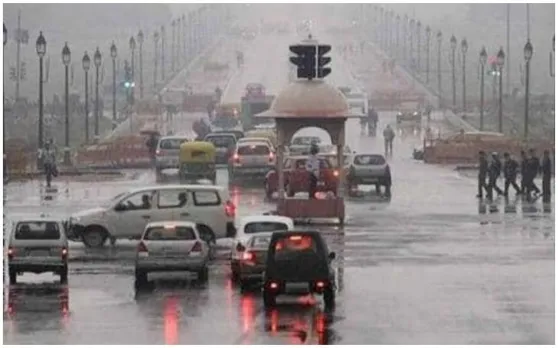 दिल्ली में बादलों ने दिन में किया अंधेरा, झमाझम बारिश से मौसम हुआ सुहाना