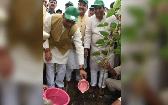हरेला के मौके पर मुख्यमंत्री ने लगाया पीपल का पौधा, बीज बम की शुरुआत की