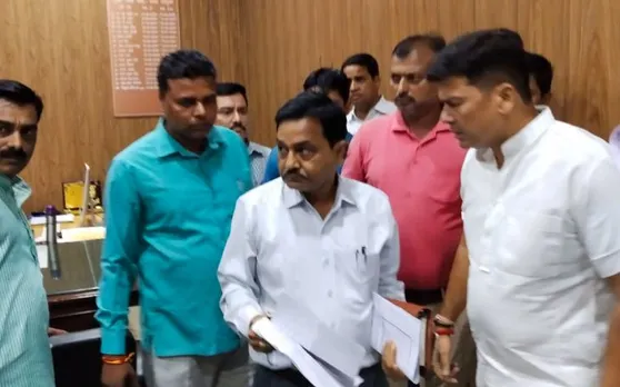 गायों की मौत पर गुस्साए मेयर ने ऑफिस में काटा हंगामा, अधिकारी को निकाला बाहर, VIDEO वायरल