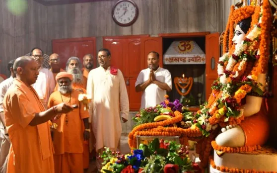 गोरखनाथ मंदिर पहुंचे सीएम योगी, गुरु का लिया आशीर्वाद, कही यह बातें...