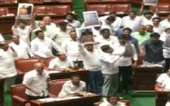 हंगामे के बाद कर्नाटक विधानसभा कल तक के लिए स्थगित, बीजेपी विधायक रातभर सदन में देंगे धरना
