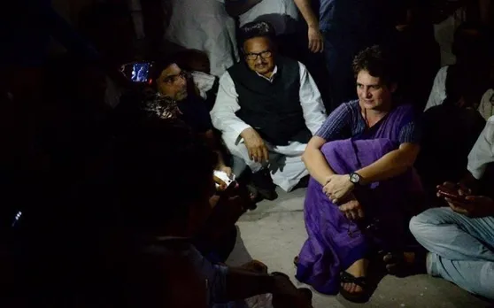 मिर्जापुर में धरने पर बैठीं प्रियंका गांधी, बोलीं- सोनभद्र के पीड़ितों से मिलकर रहूंगी