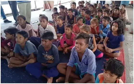 Bihar Flood : राहत शिविर में शामिल बच्चों के लिए शिक्षकों ने शुरू की क्लास