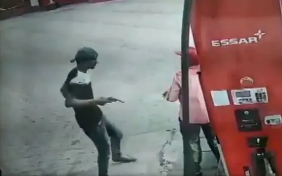 पेट्रोल भराने के लिए पहुंचे 3 युवकों ने निकाला तमंचा और फिर लूट लिए पैसे, देखें VIDEO