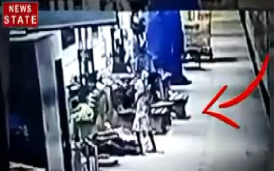 VIDEO: सिर्फ 3 सेकेंड में रेलवे स्‍टेशन से बच्‍चा चोरी, देखें इस चोरनी को कैसे मां के कलेजे से चिपके मासूम को उठा ले गई