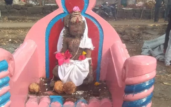 बारिश के लिए अनोखे टोटके, इंद्र देव की प्रतिमा को मिट्टी में लपेटकर नग्न बच्चों से करवाया यह काम