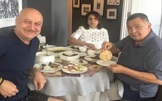 ऋषि कपूर और नीतू ने न्यूयॉर्क में अनुपम खेर के घर उठाया 'फुल्के' का लुत्फ, देखें तस्वीरें