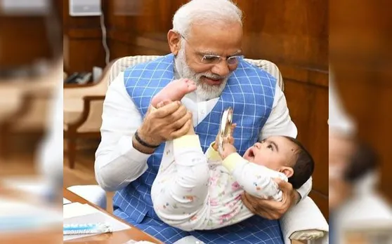 संसद में पीएम मोदी से मिलने आया एक 'खास मेहमान', जानें कौन है 'मिस्ट्री ब्वॉय', फोटो वायरल