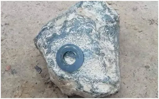 आसमान से गिरा अजीबोगरीब पत्थर, चुंबक चिपकने से लोग हैरत में