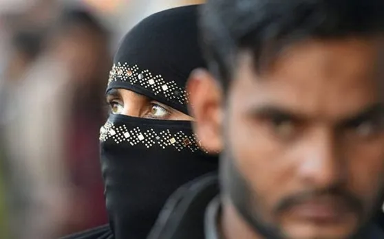 बीवी की गुल मंजन की आदत से परेशान पति ने कहा 'तलाक-तलाक-तलाक'