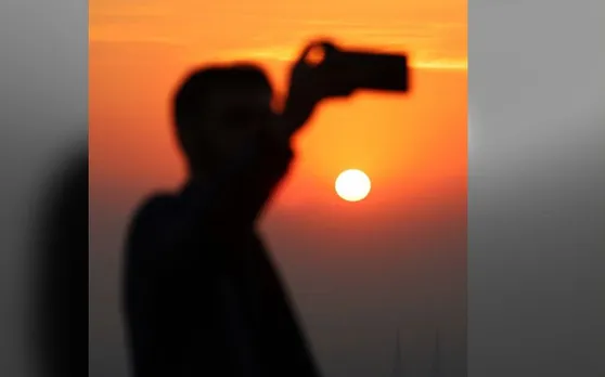 UP में सेल्फी न भेजने वाले शिक्षकों का अब नहीं कटेगा वेतन, सरकार ने फैसला वापस लिया