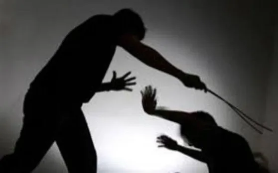 बुखार से तप रहा छात्र छुट्टी मांगने पहुंचा तो टीचर ने बेरहमी से कर दी पिटाई